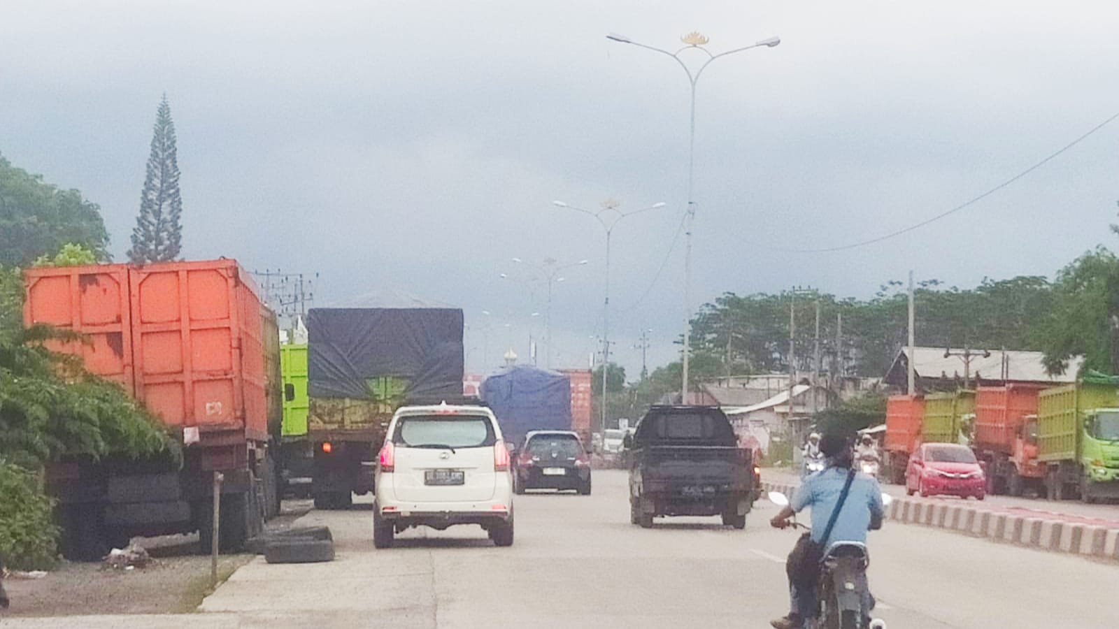 Parkir Kendaraan Gunakan Bahu Jalan, PT JAS Terang-terangan Abaikan Peraturan Pemerintah Nomor 34 Tahun 2006