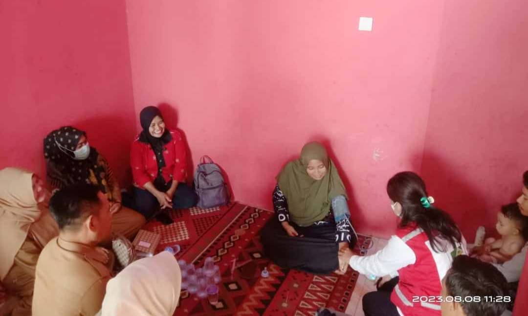 Tim Respeck Peduli Lampung Bersama Aparat Desa Bernung Kunjungi Penderita Kangker