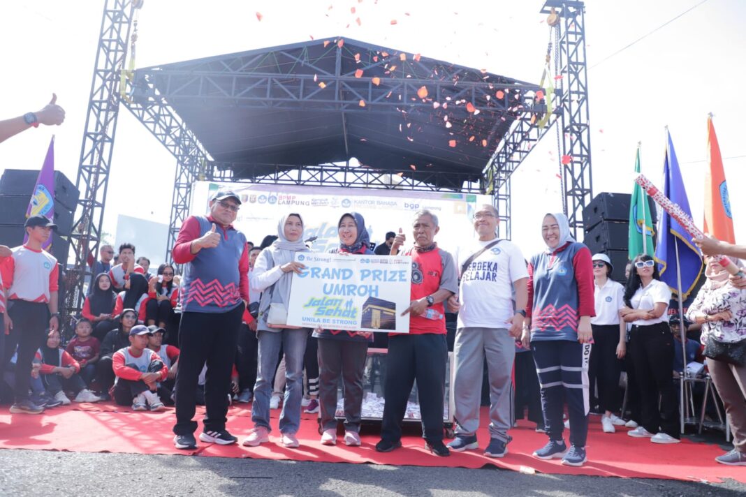 Jalan Sehat “Unila Be Strong” Hadiahi Umrah bagi Peserta