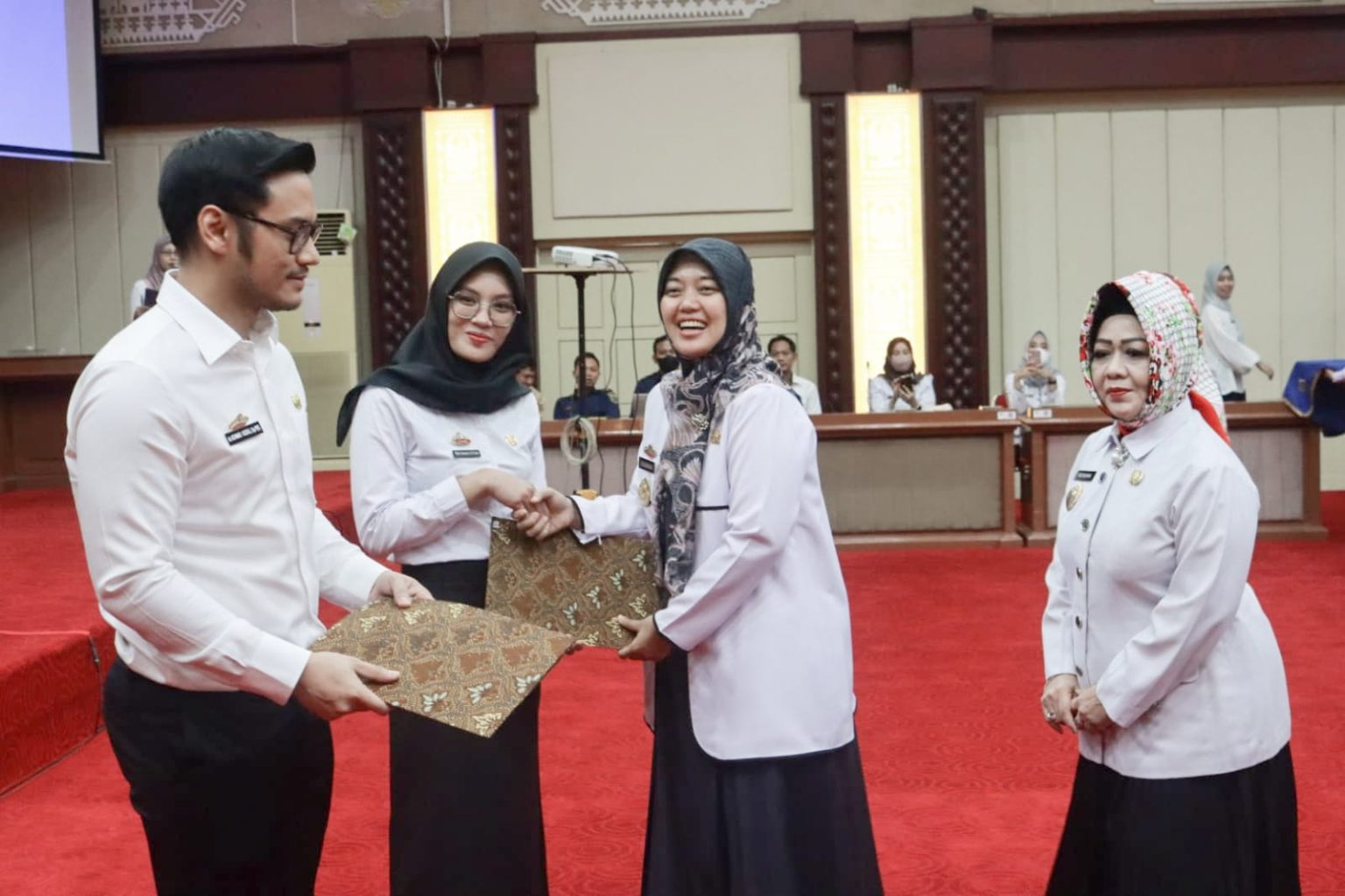 Wagub Chusnunia Serahkan SK Pengangkatan Pegawai Pemerintah Dengan Perjanjian Kerja