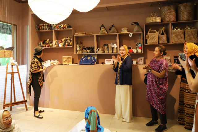 Buka Mini Exhibition Tapis di Legian Bali, Riana Sari Arinal Makin Yakin Tapis Lampung “Naik Kelas”