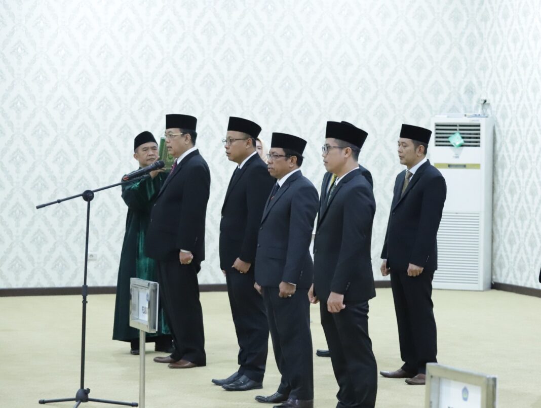 Rektor Prof. Dr. Ir. Lusmeilia Afriani, D.E.A., IPM Lantik Tujuh Pejabat Baru Universitas Lampung