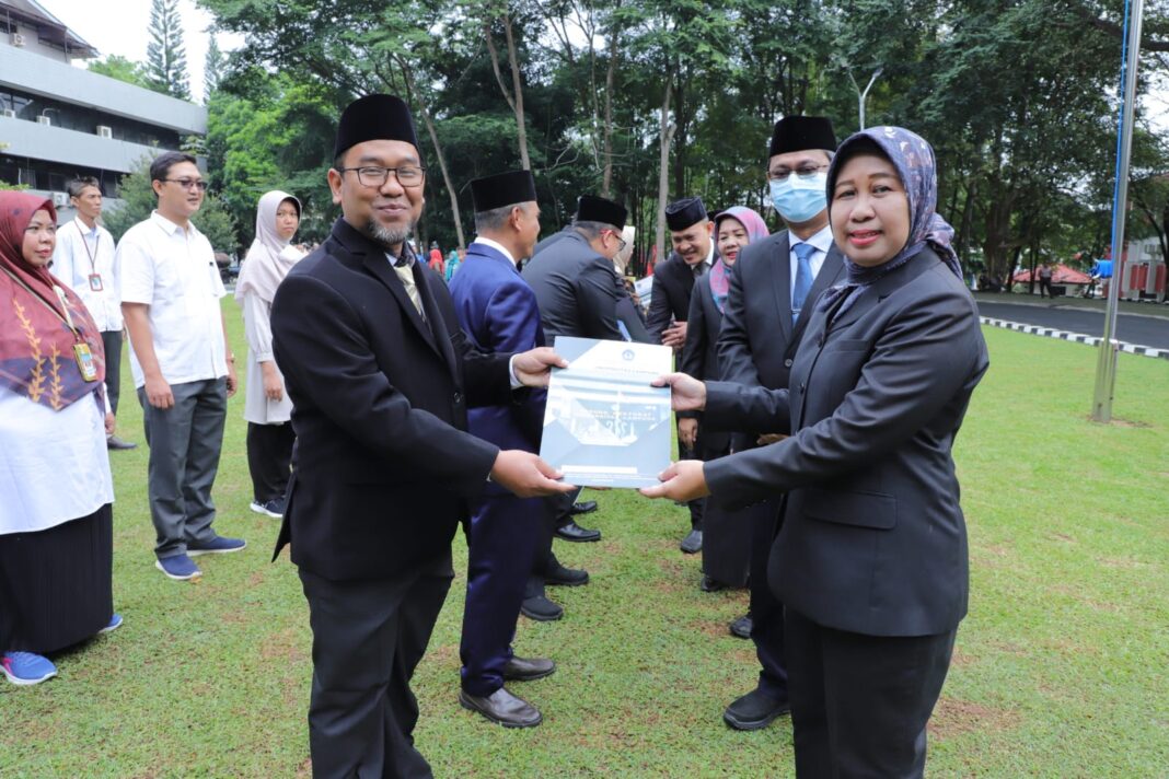 Rektor Serahkan SK Guru Besar Dosen dan SK Perpanjangan Kontrak Dosen dan Tendik Non ASN