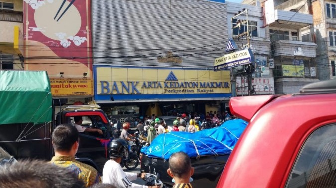 Aksi Tunggal Perampok Bersenpi di Bank Artha Kedaton Makmur Telukbetung Berhasil Digagalkan, Dua Terluka Tembak!