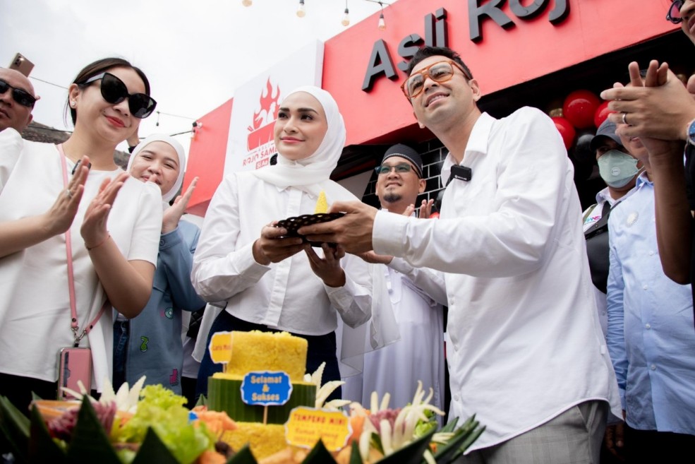 Bareng Rafi-Nagita, Putri Zulkifli Hasan Hadiri Peresmian Rojo Sambel Si Aa