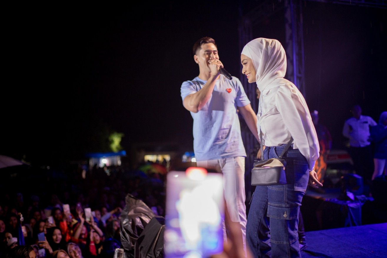 Putri Zulkifli Hasan - Verrell Bramasta Ambyarkan Warga Pringsewu