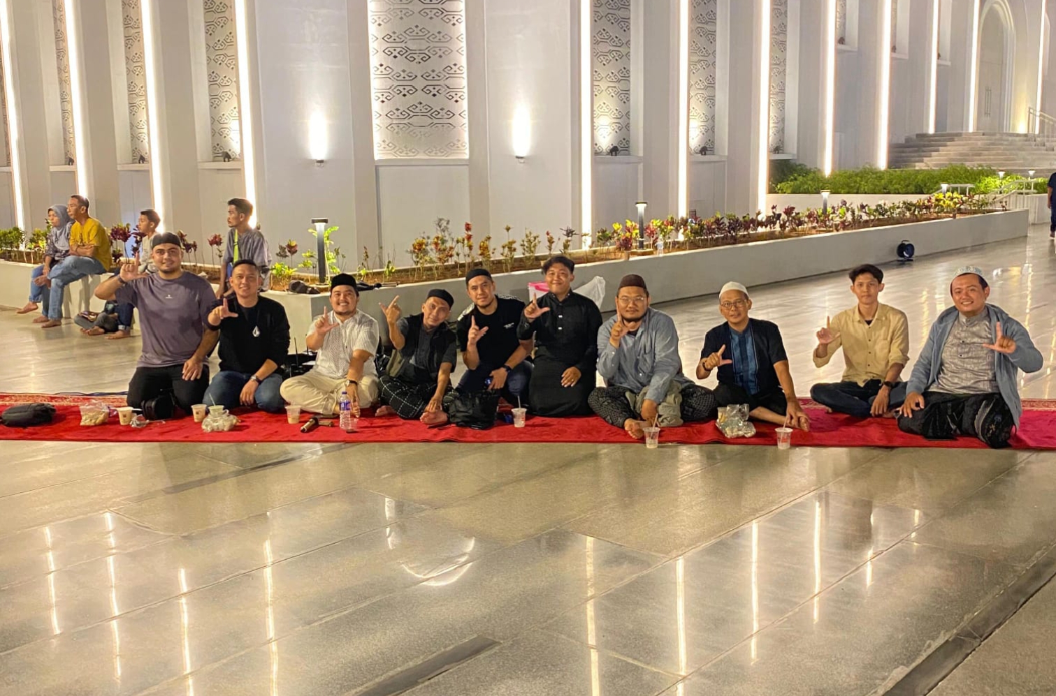 Rintik Hujan Tak Surutkan Antusiasme Jamaah Kajian Malam Minggu di Masjid Raya Al-Bakrie Lampung