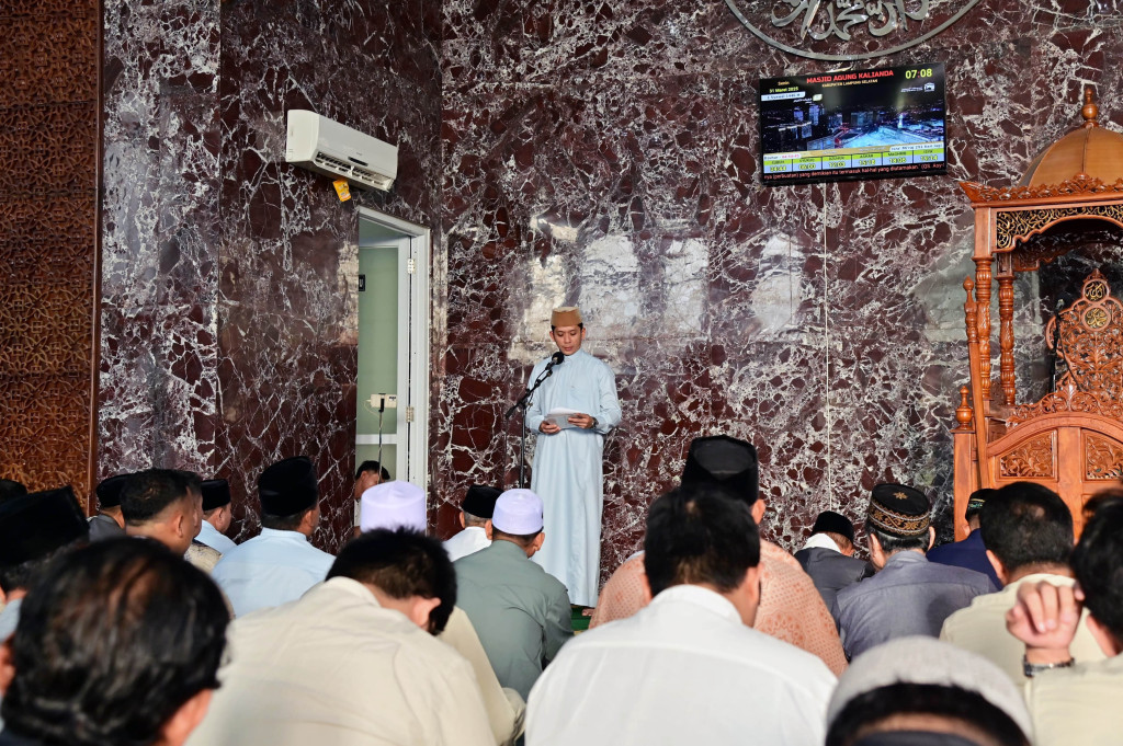 Salat Idulfitri Perdana Bupati Egi Bersama Warga di Masjid Agung Kalianda, Momentum Penuh Haru dan Syukur