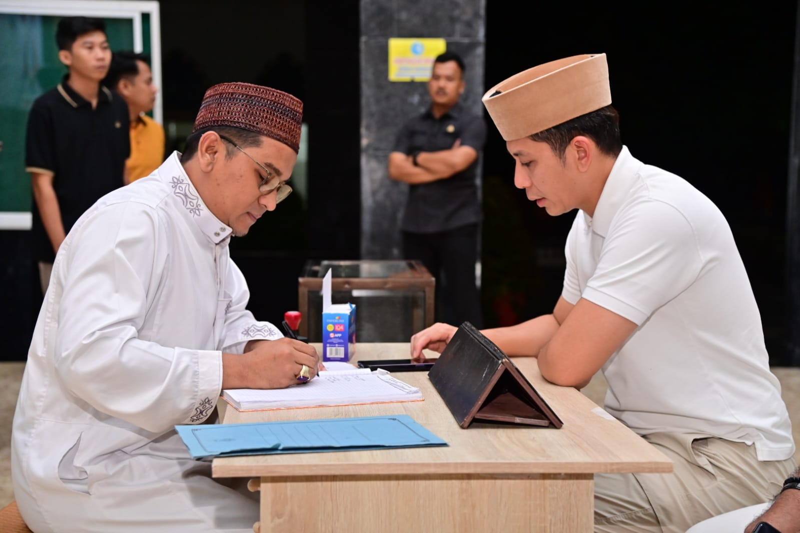 Jelang Lebaran, Bupati Lampung Selatan Serahkan Zakat Fitrah dan THR untuk Petugas Masjid