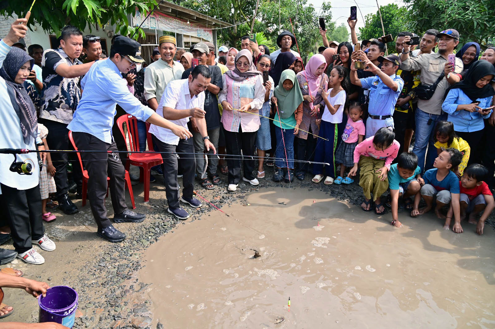 Bupati Lampung Selatan Tinjau Langsung Jalan Rusak Usai Aksi Unik Warga Tebar Lele