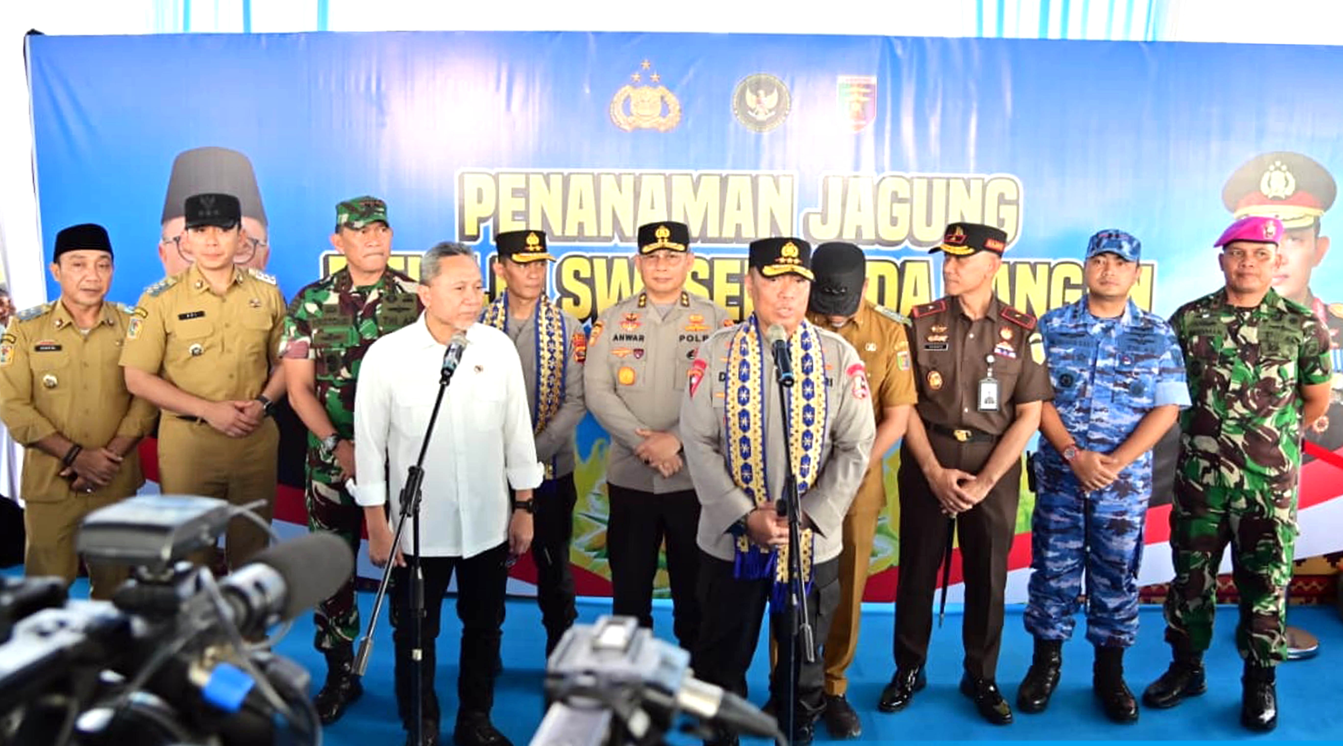 Aksi Tanam Jagung di SMA Kebangsaan, Menko Dorong Ketahanan Pangan Berbasis Kolaborasi Hijau
