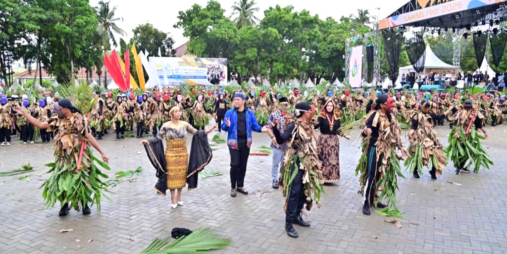 Panggung Keberagaman: Ribuan Peserta Warnai Pawai Budaya HUT ke-69 Lampung Selatan
