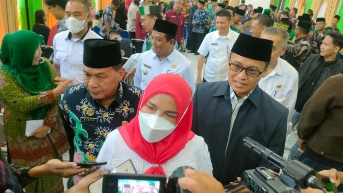 Wali Kota Eva Dwiana Bagikan 20 Motor Listrik untuk KUA Bandar Lampung