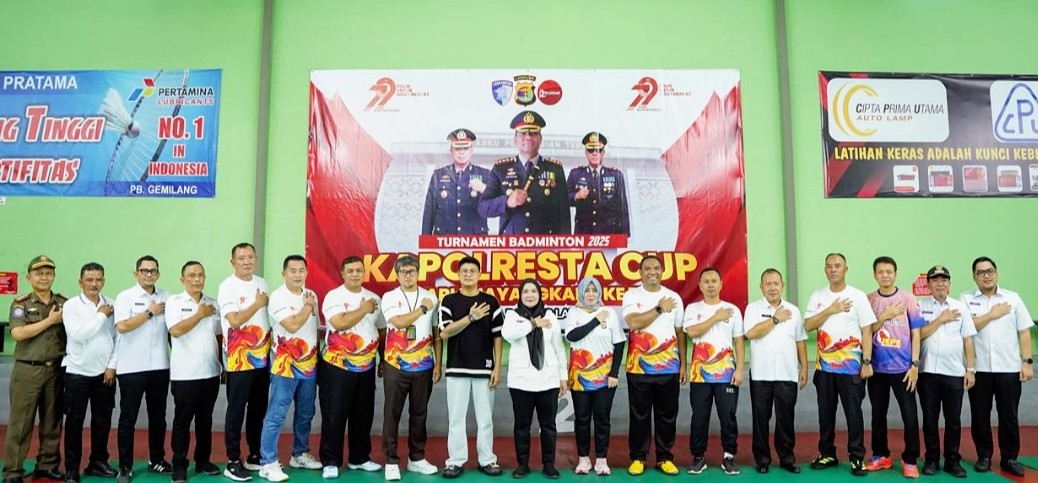 Wali Kota Eva Dwiana Resmi Buka Turnamen Badminton Kapolresta Cup 2025 di Teluk Betung Barat