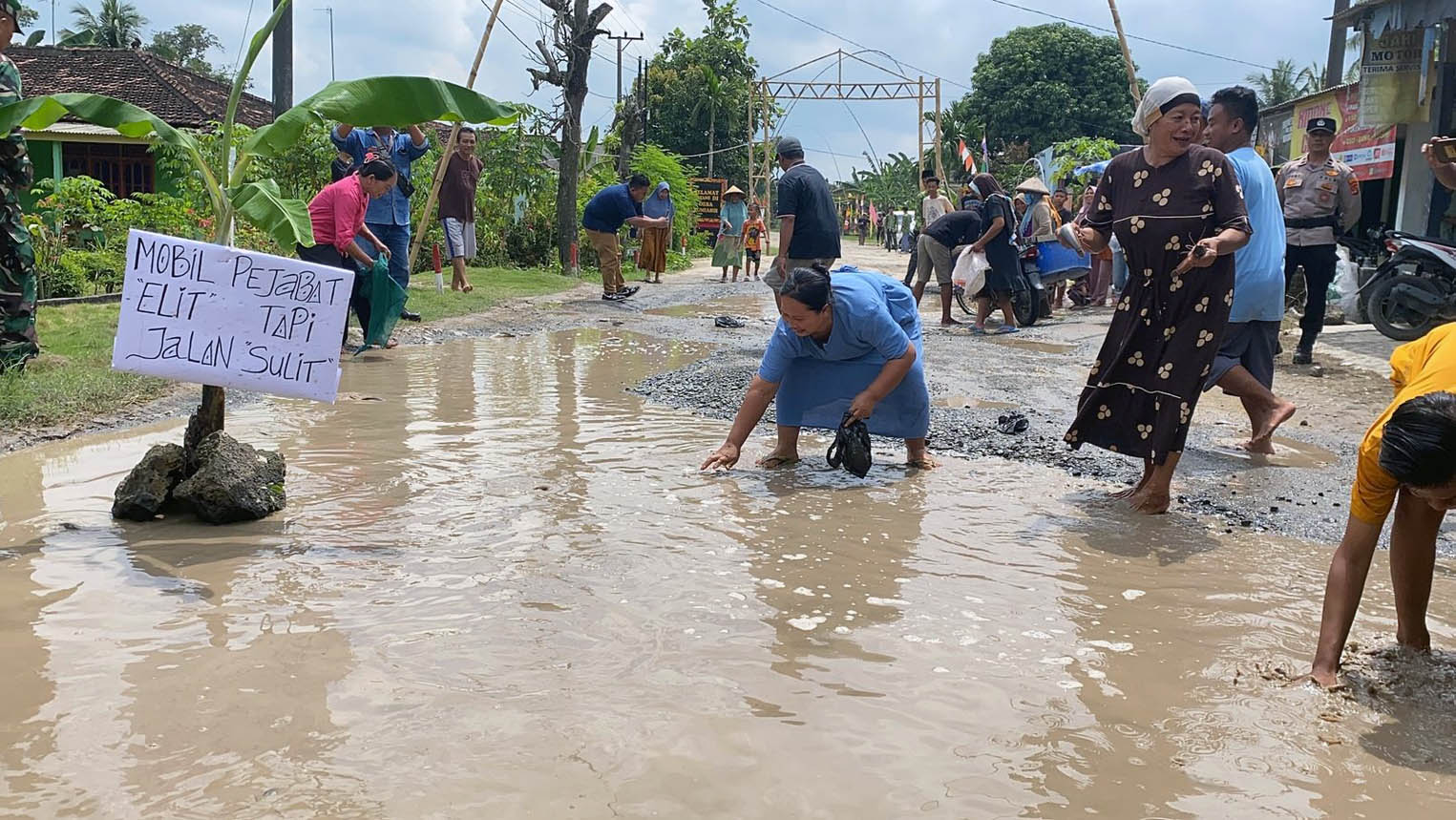 Respons Positif Bupati Egi atas Aksi Tabur Lele di Jalan Rusak
