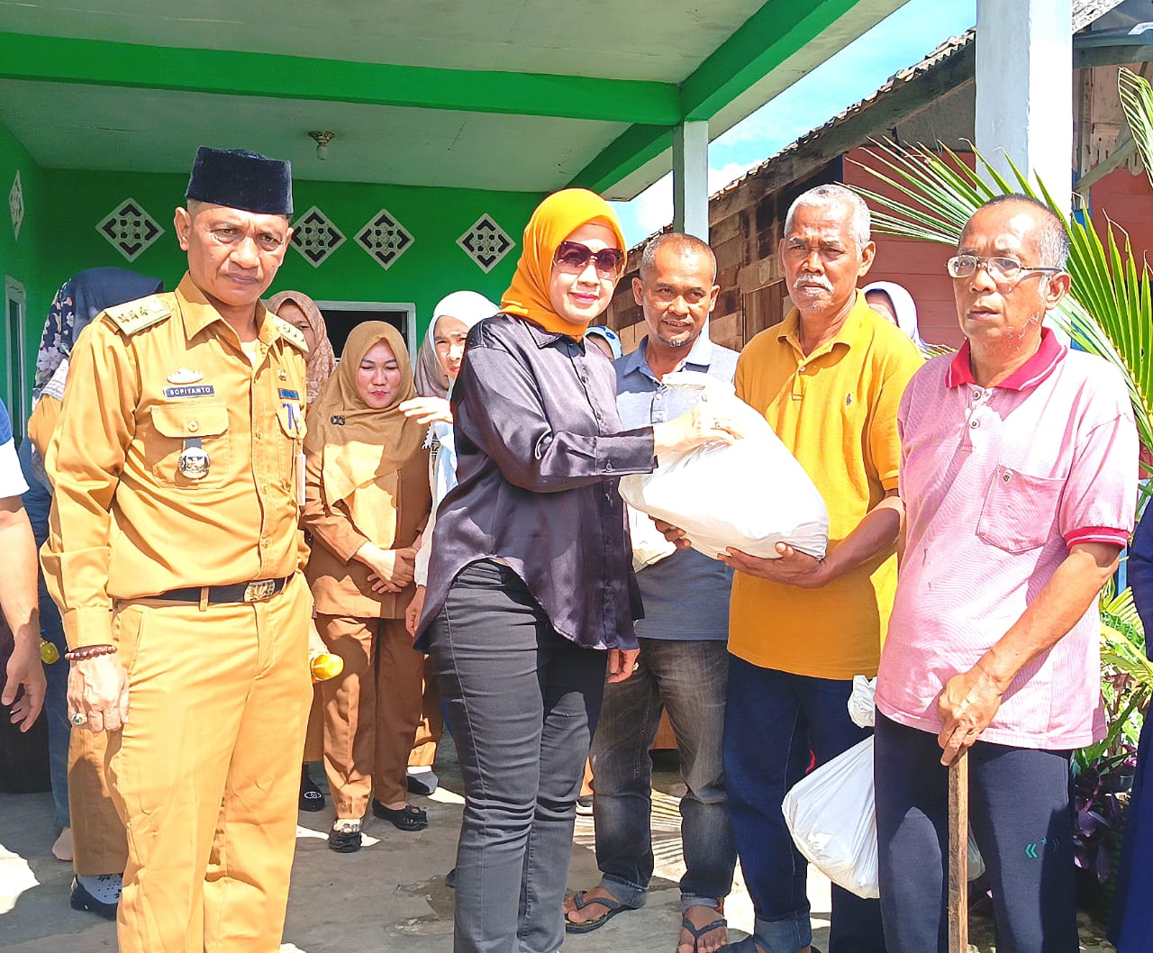 Ketua TP PKK Tulang Bawang Serahkan Bantuan Sembako untuk Korban Banjir