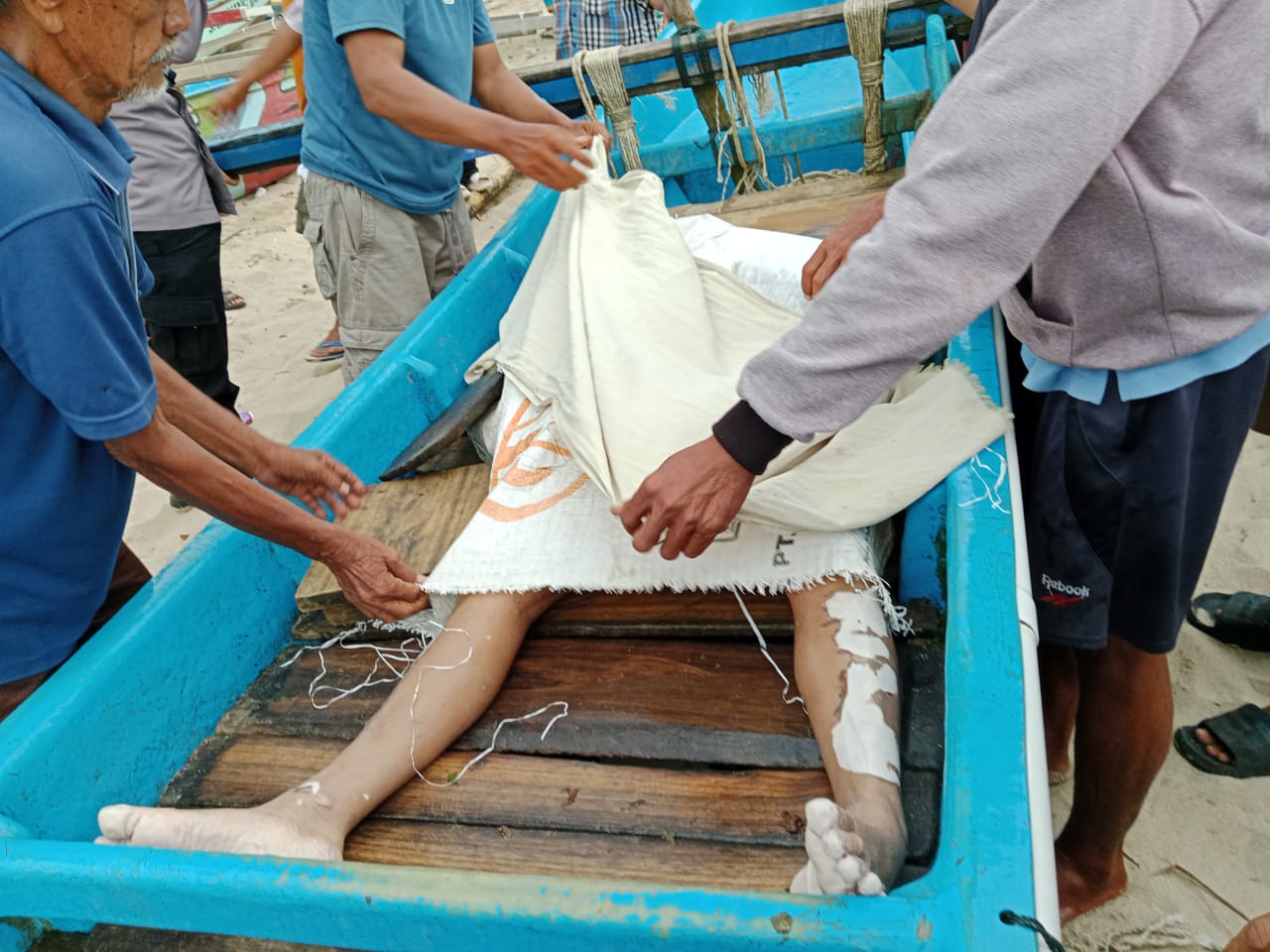 Nelayan Pesisir Barat yang Hilang Dihantam Ombak Ditemukan Meninggal Dunia