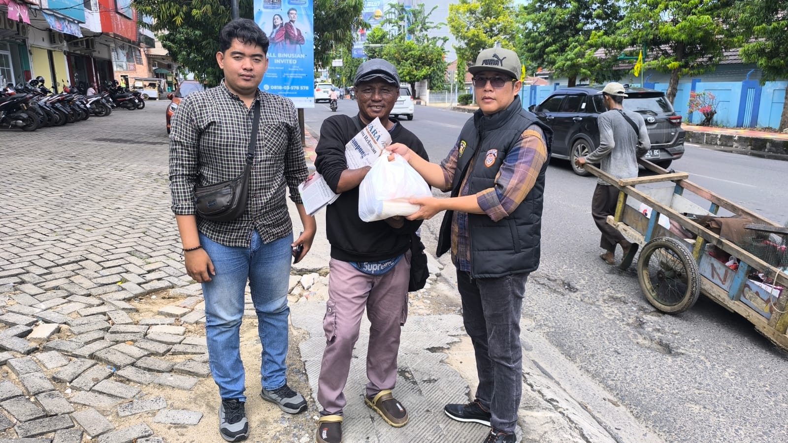 Taring dan PGRI Bandar Lampung Bersinergi Berbagi Sembako kepada Warga Prasejahtera