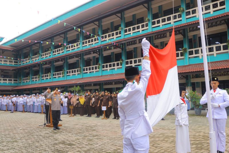 Kapolda Lampung Menjadi Pembina Upacara Di SMA Al-Kautsar Bandar Lampung