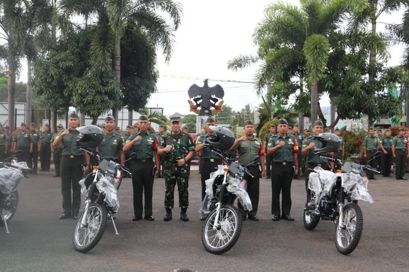Babinsa Jajaran Kodim 0410/KBL Terima 35 Unit Sepeda Motor