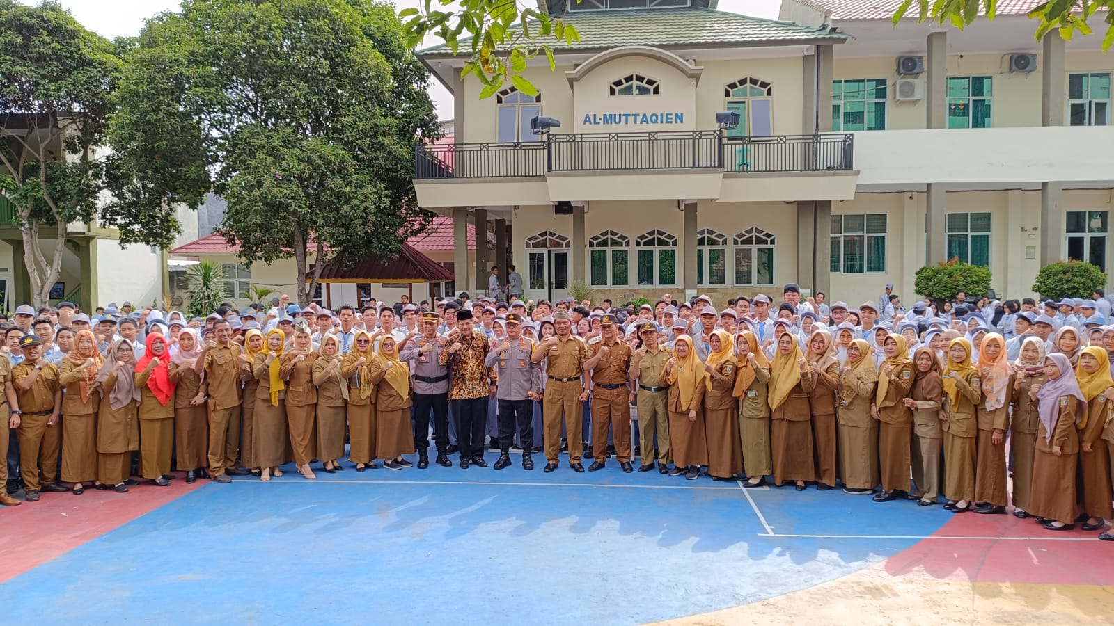 Pesan Kapolda Lampung Irjen Pol Helmy Santika menjadi Pembina upacara di SMA N 1 Bandar Lampung, Jauhkan Tindakan Melanggar Hukum