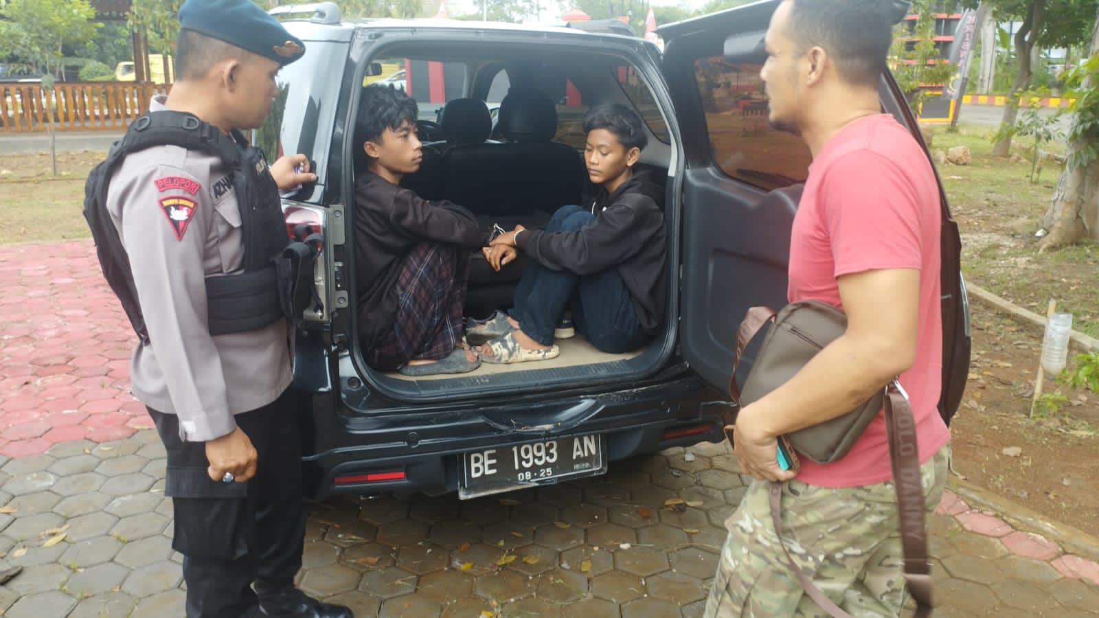 Personel Batalyon A Pelopor Evakuasi Pelaku Penjambretan