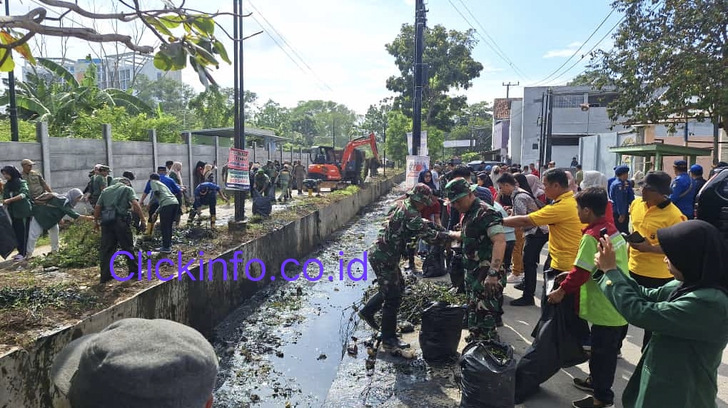 Karya Bhakti TNI Kodim 0410/KBL Wujudkan Lingkungan Bersih Serta Terbebas dari Banjir