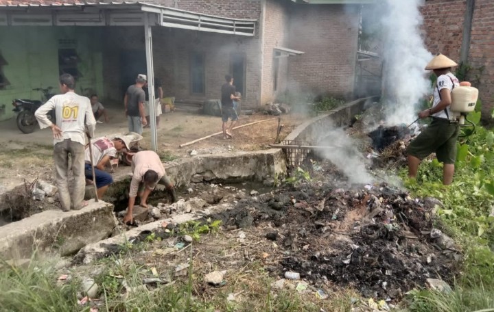 Jum'at Sehat, Peratin Waysindi Hanuan Adakan Gotong Royong Sebagai Kearifan Lokal