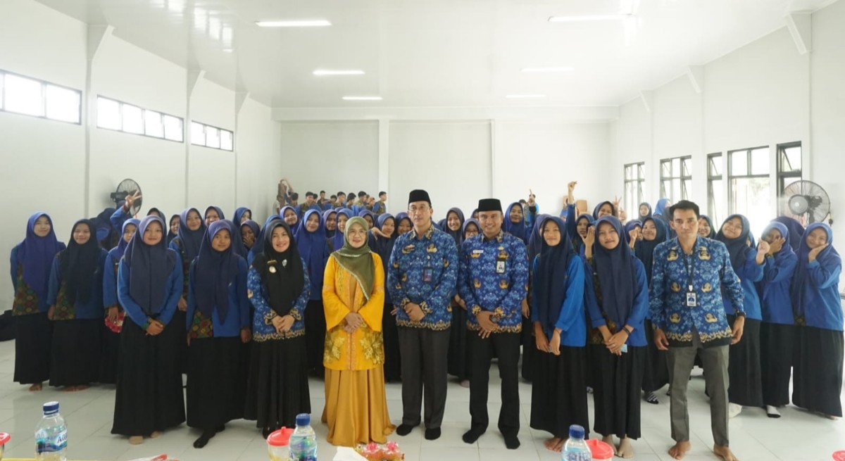 Ketua TP-PKK Pesibar Serahkan KTP Elektronik Kepada Pelajar MAN 1 Krui