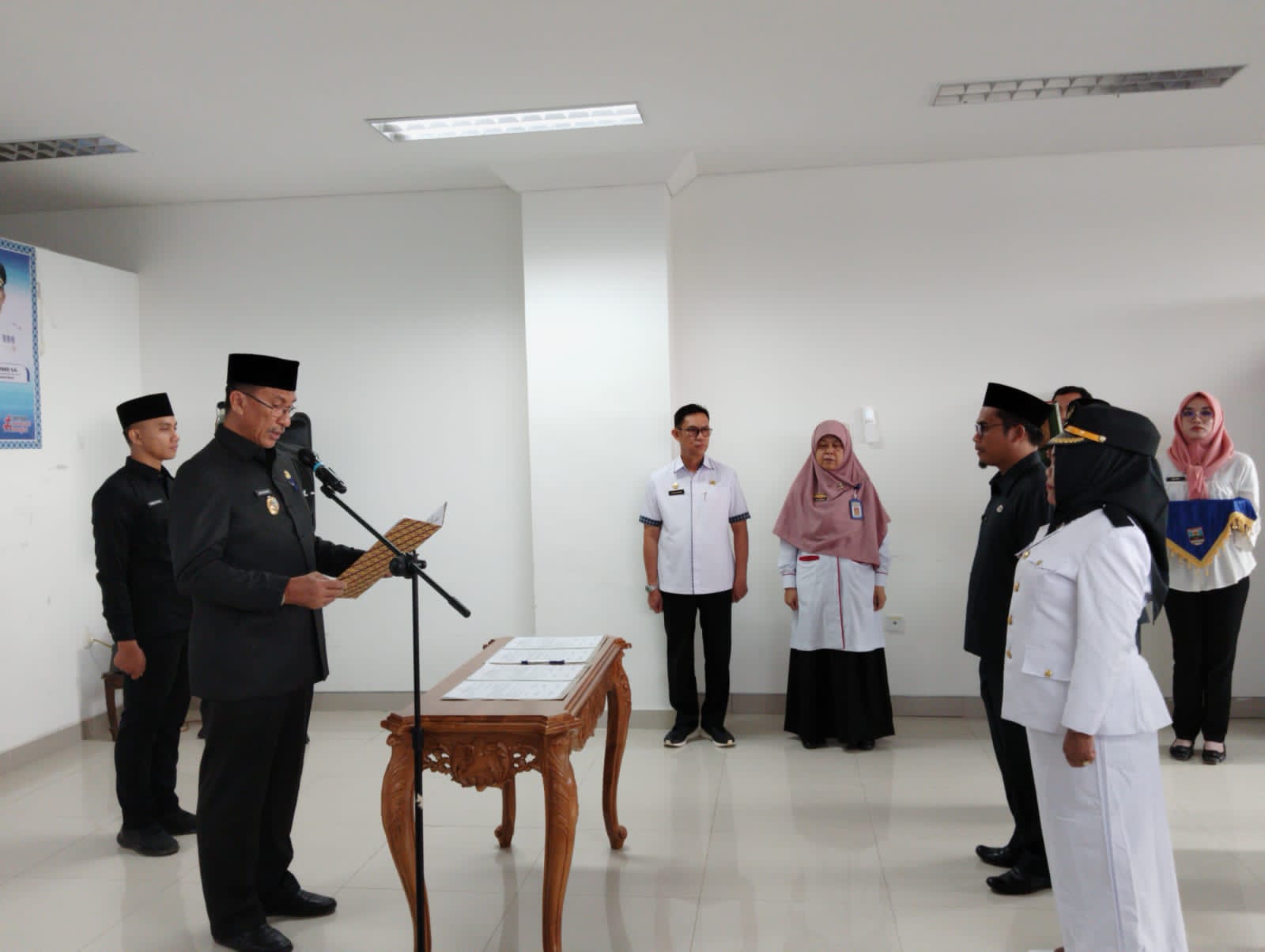 PJ. Sekda Jon Edwar Lantik 8 Pejabat Eselon III dan IV