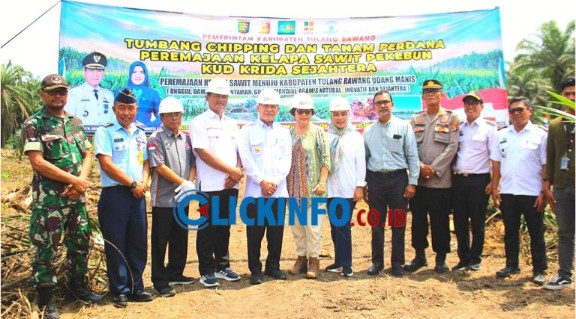 Pj. Bupati Tulang Bawang Menghadiri Acara Tumbang Chiping dan Tanam Perdana Sawit Perkebunan KUD