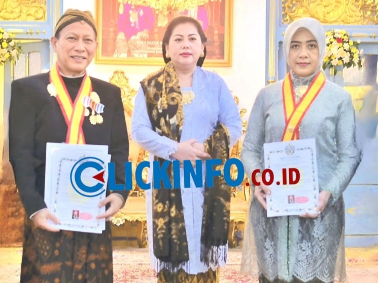 Raja Keraton Tingalan Dalem Jumenengan Paku Buwono XIII Berikan Gelar Kanjeng Raden Aryo Tumenggung Kepada Pj Bupati Tulang Bawang Qudrotul