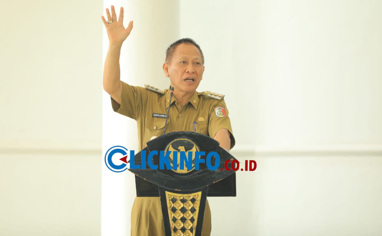 Pj. Bupati Tulang Bawang Bagikan SK Honorer dan Kenaikan Gaji Tahun 2024