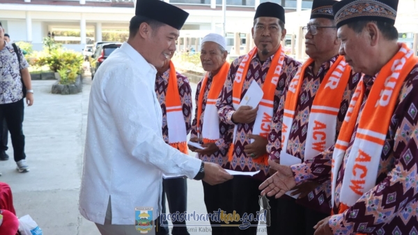Bupati dan Wakil Bupati Pesisir Barat Lepas 10 Jamaah Umroh Tahun 2025