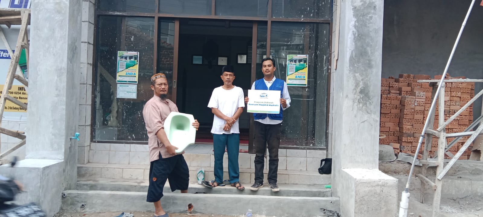 Rumah Yatim Bantu Renovasi Masjid Nurul Huda Gedong Meneng