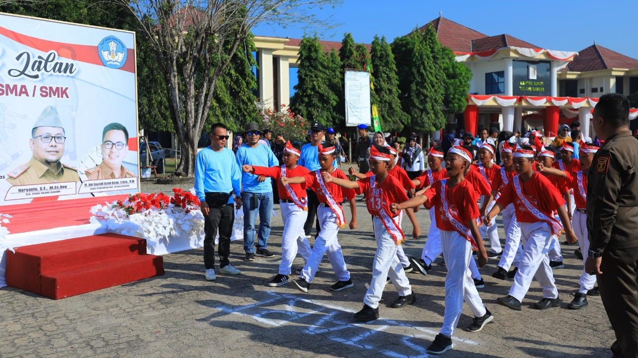 Ribuan Pelajar Tulang Bawang Semarakkan HUT RI dengan Lomba Gerak Jalan