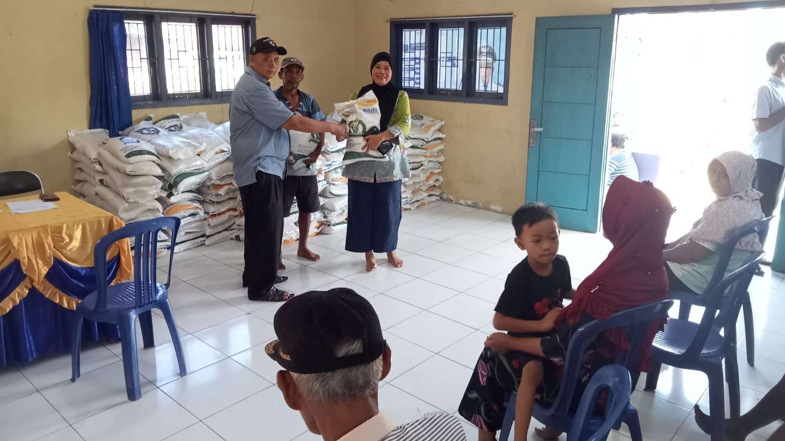 Iswandi Peratin Pekon Tanjung Setya Salurkan Bantuan ke 294 KPM