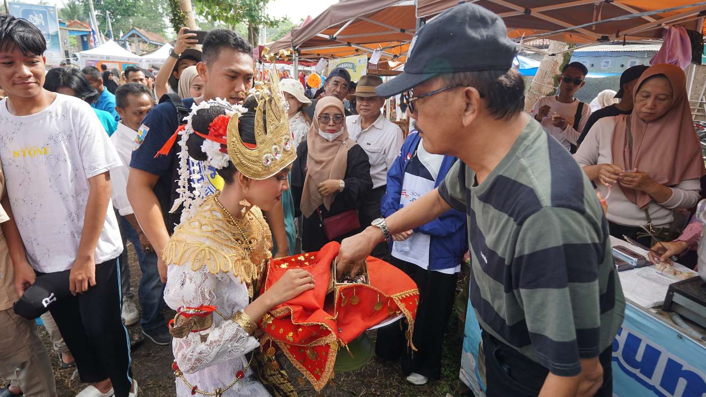 Pentas Budaya di Tanjung Setia Meriahkan WSL Krui Pro