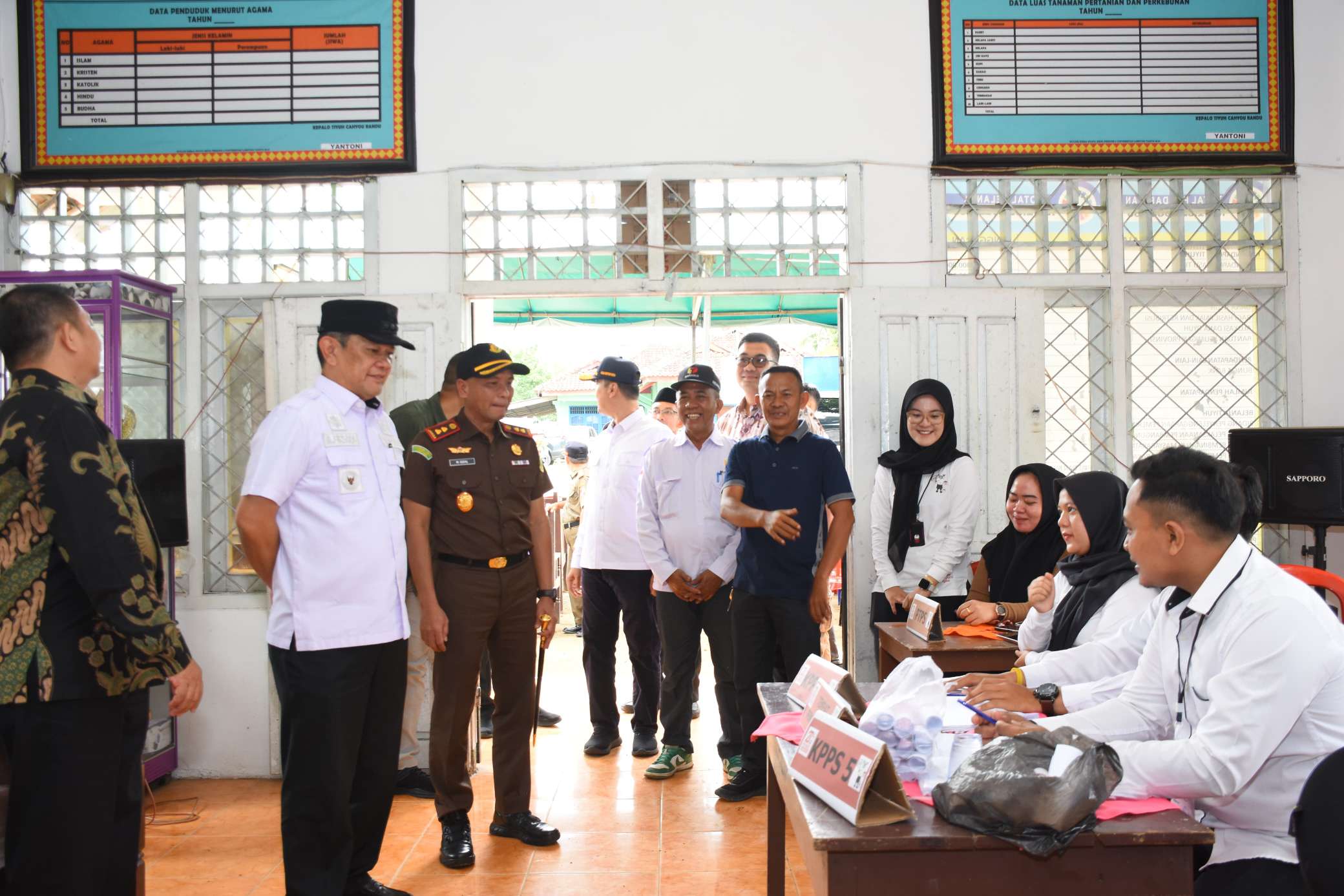 Pj Bupati Tulangbawang Barat Pantau Langsung Pemungutan Suara, Apresiasi Antusiasme Warga