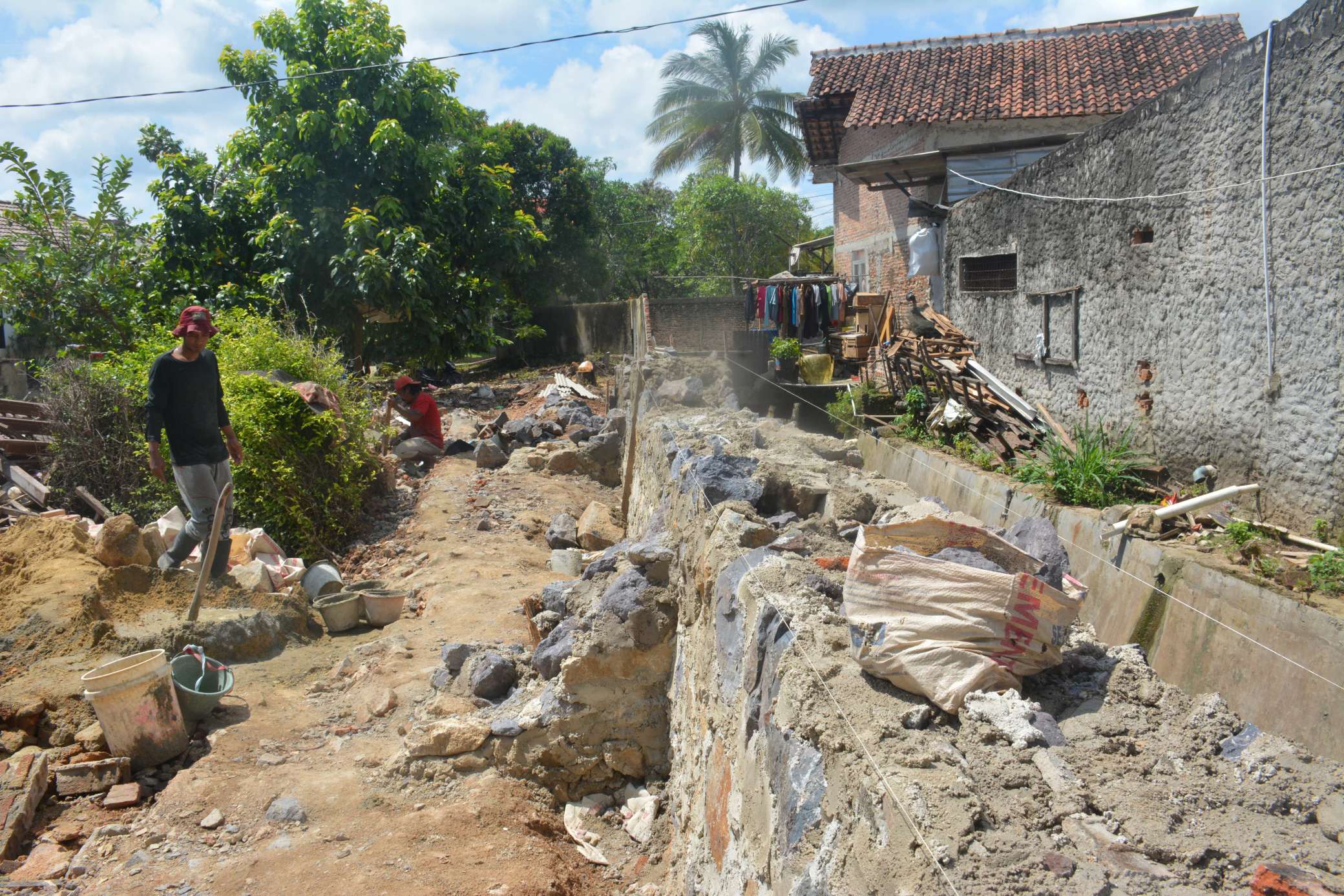Satgas Bandar Lampung Tertibkan Puluhan Bangunan di Atas Saluran Air