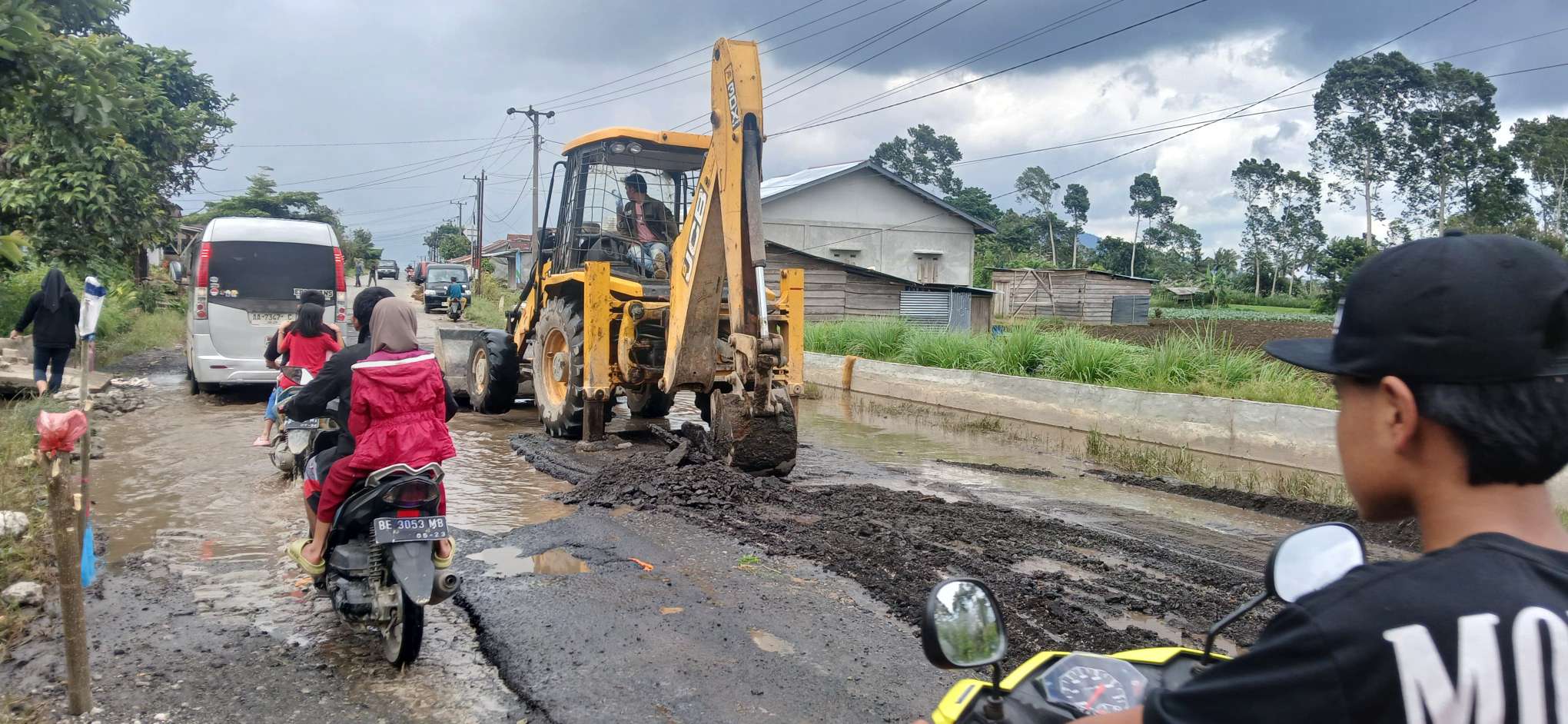 Gubernur Lampung Prioritaskan Perbaikan Jalan Liwa–Batas Sumsel Jelang Lebaran