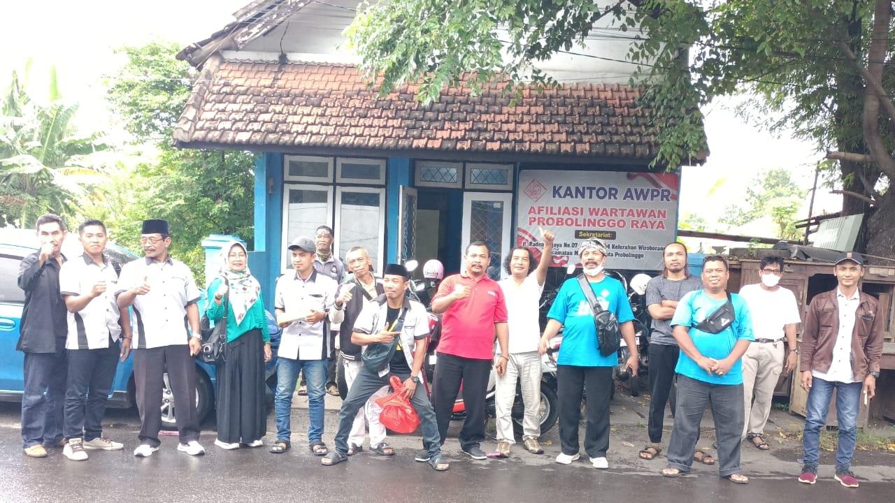 AWPR Probolinggo Raya Bagikan Ratusan Takjil di Bulan Ramadhan