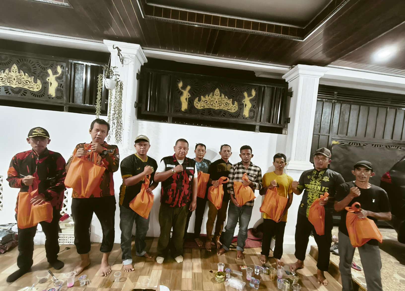 Ketua Pemuda Pancasila Jatiagung Gelar Buka Puasa dan Bagikan THR ke Anggota Ranting Karang Sari