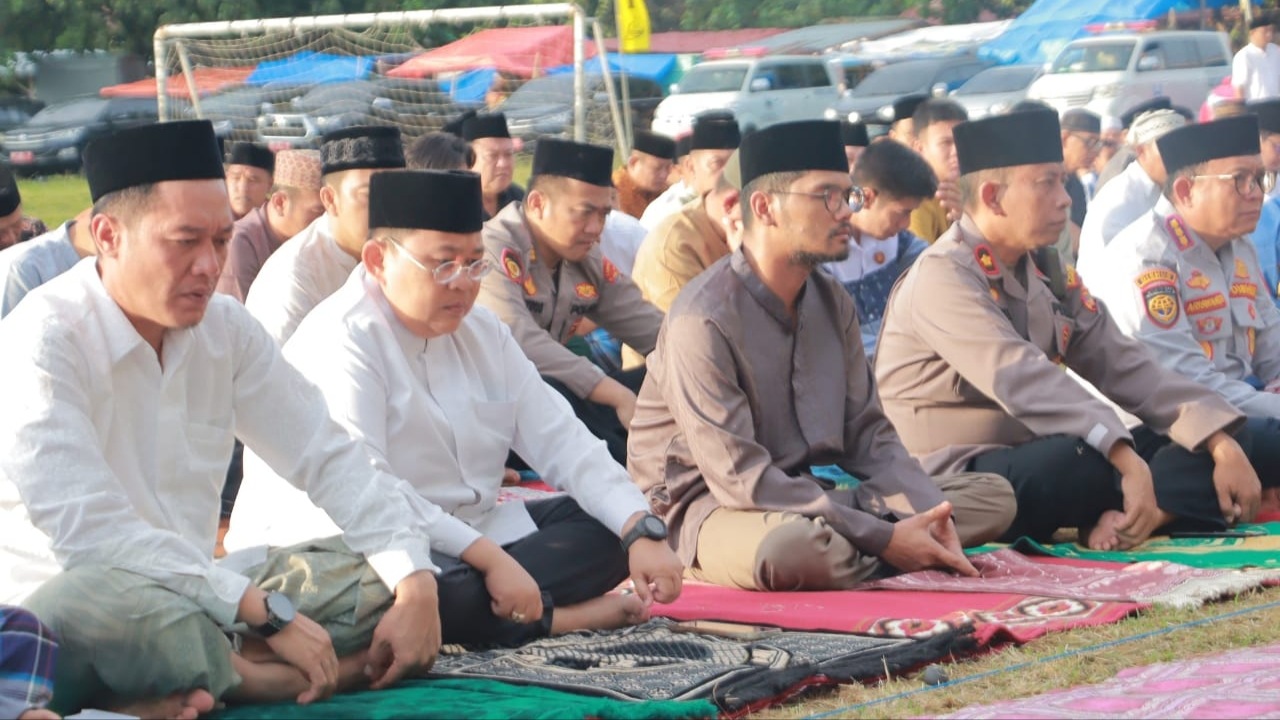 Bupati dan Wakil Bupati Pesisir Barat Ikuti Salat Iduladha di Lapangan Merdeka Labuhan Jukung
