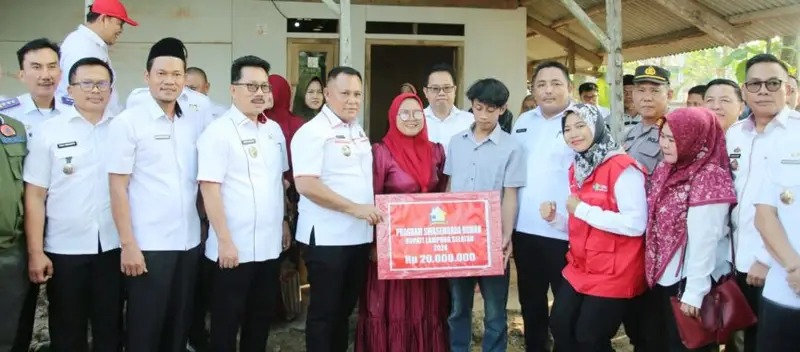 Bupati Nanang Ermanto Bantu Bedah Rumah Warga Way Galih