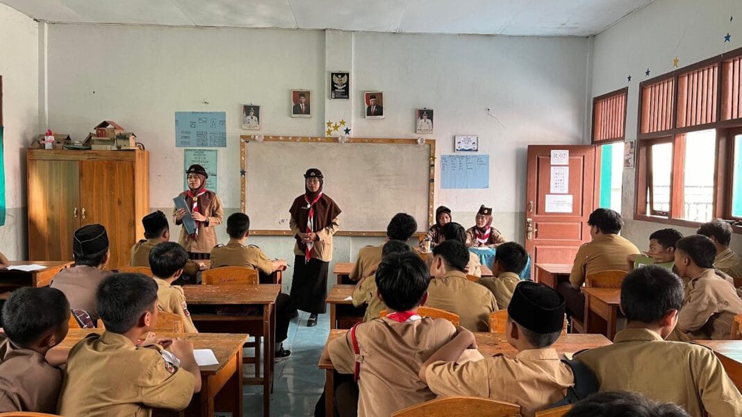 Mahasiswi Unila Semangat Ajarkan Pramuka dan Literasi di Kampus Mengajar