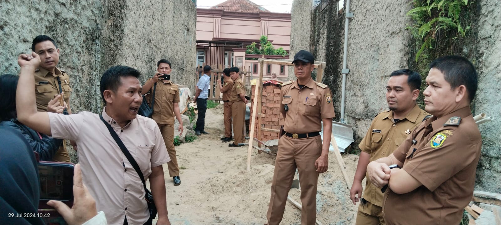 Kos-kosan Rebut Jalan, Warga Rajabasa Raya Murka