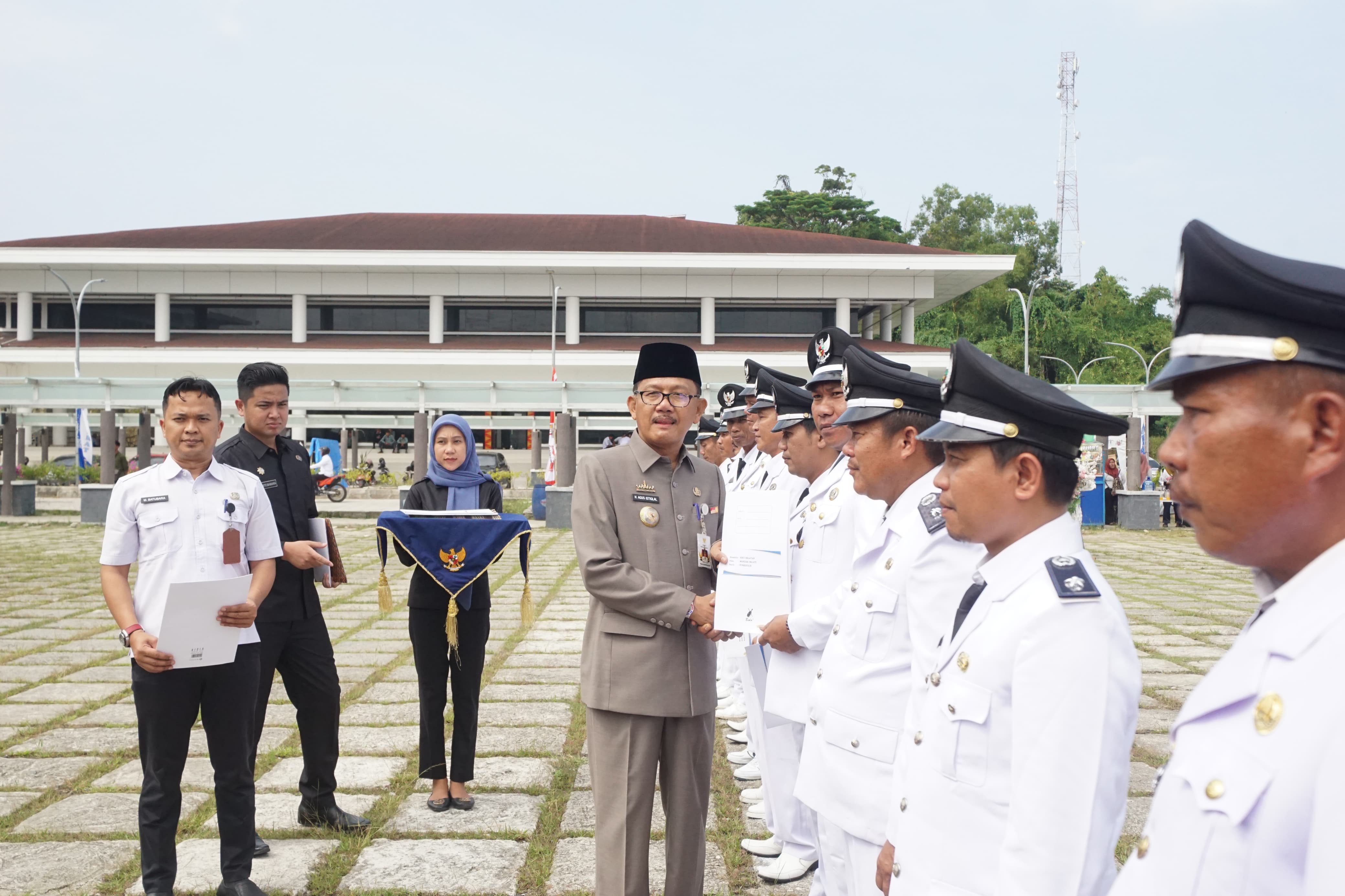 Bupati Pesisir Barat Kukuhkan Peratin dan Ketua TP PKK Pekon