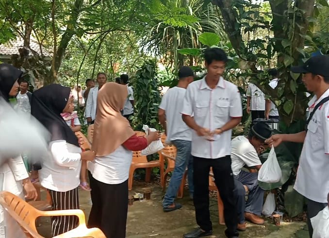 Ormas JAB Salurkan 300 Ayam Potong untuk Warga Jati Agung