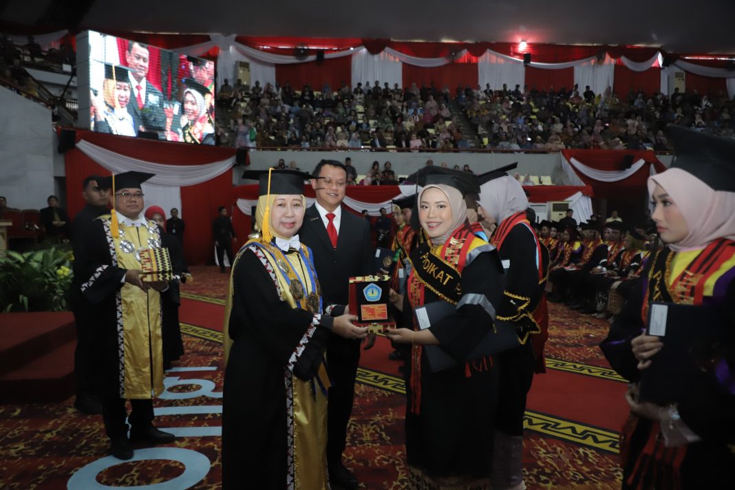 Unila Mewisuda 823 Mahasiswa Periode VII Tahun Akademik 2023/2024